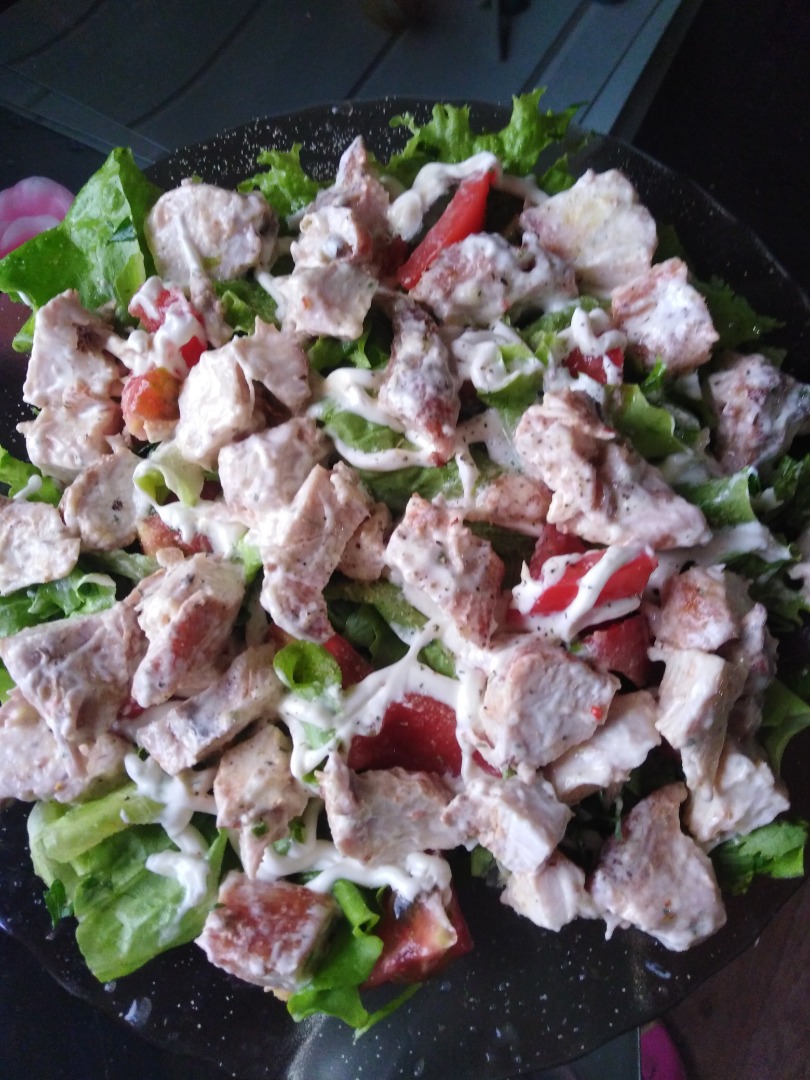 Салат с куриной грудки с чесночным соусом