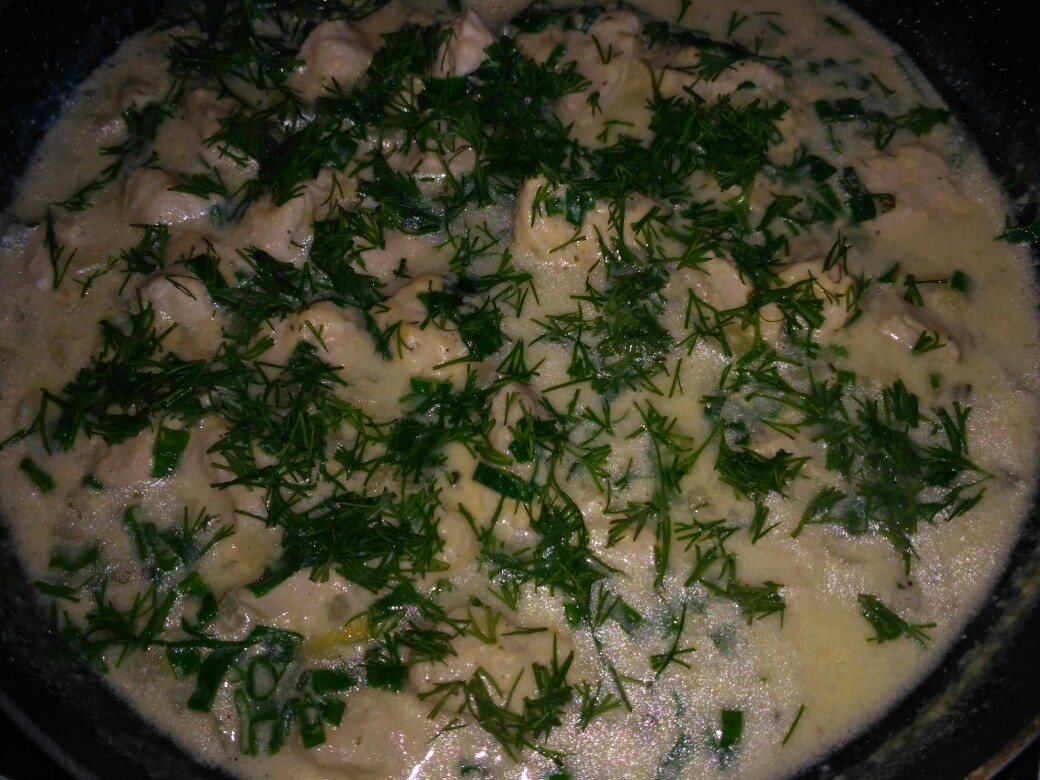 Куриное филе в сметанно-сырном соусе