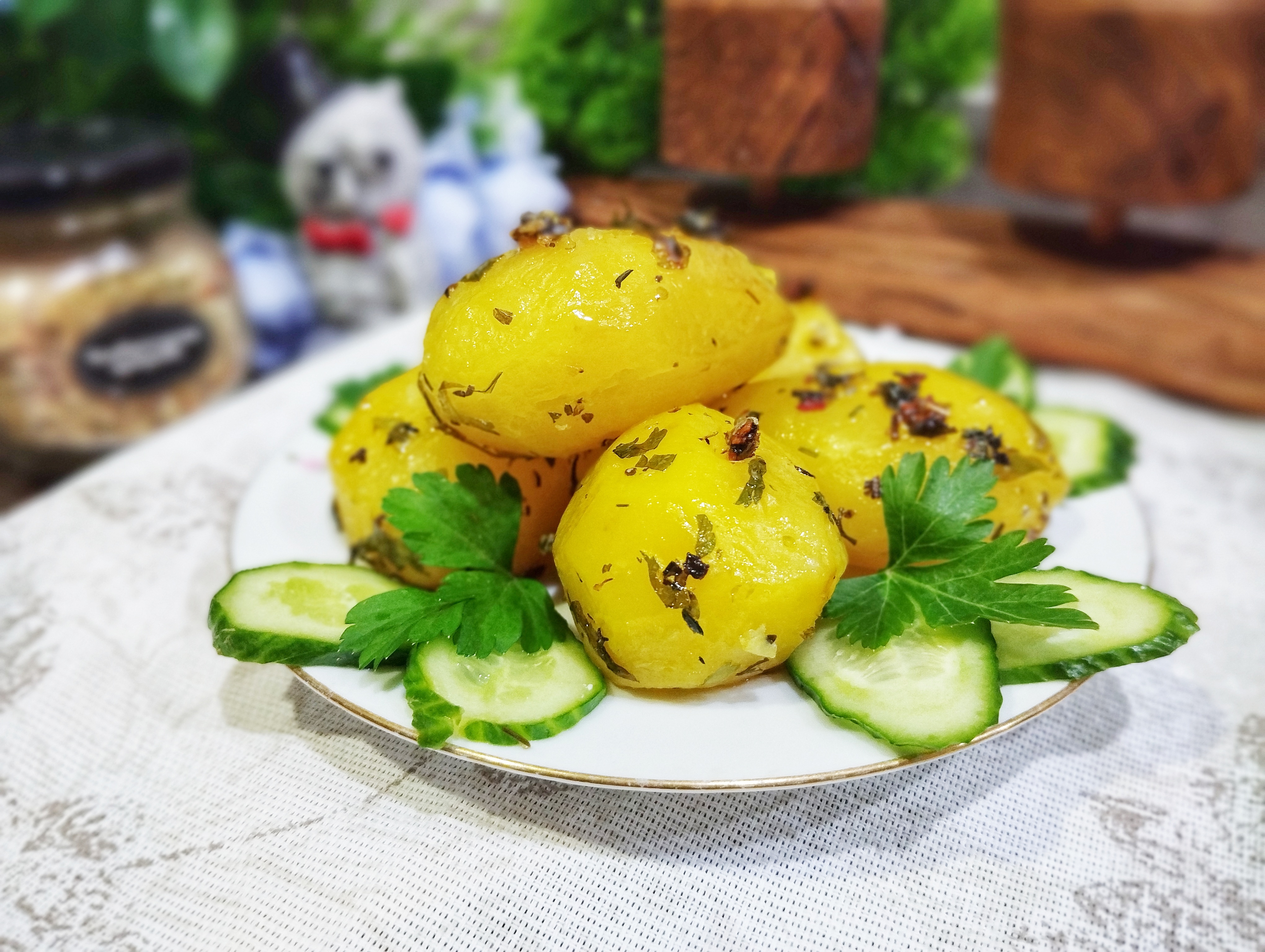 Картофель, запеченный целиком с чесноком и специями 