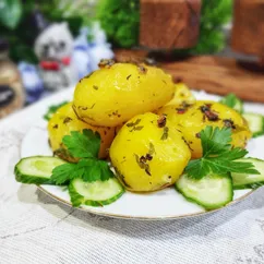 Картофель, запеченный целиком с чесноком и специями 