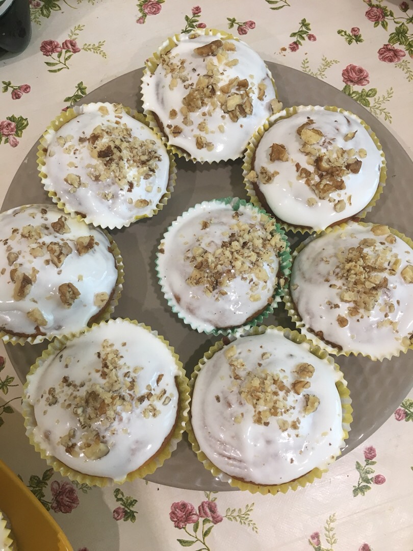 Кексы с белковой глазурью, курагой и грецким орехом