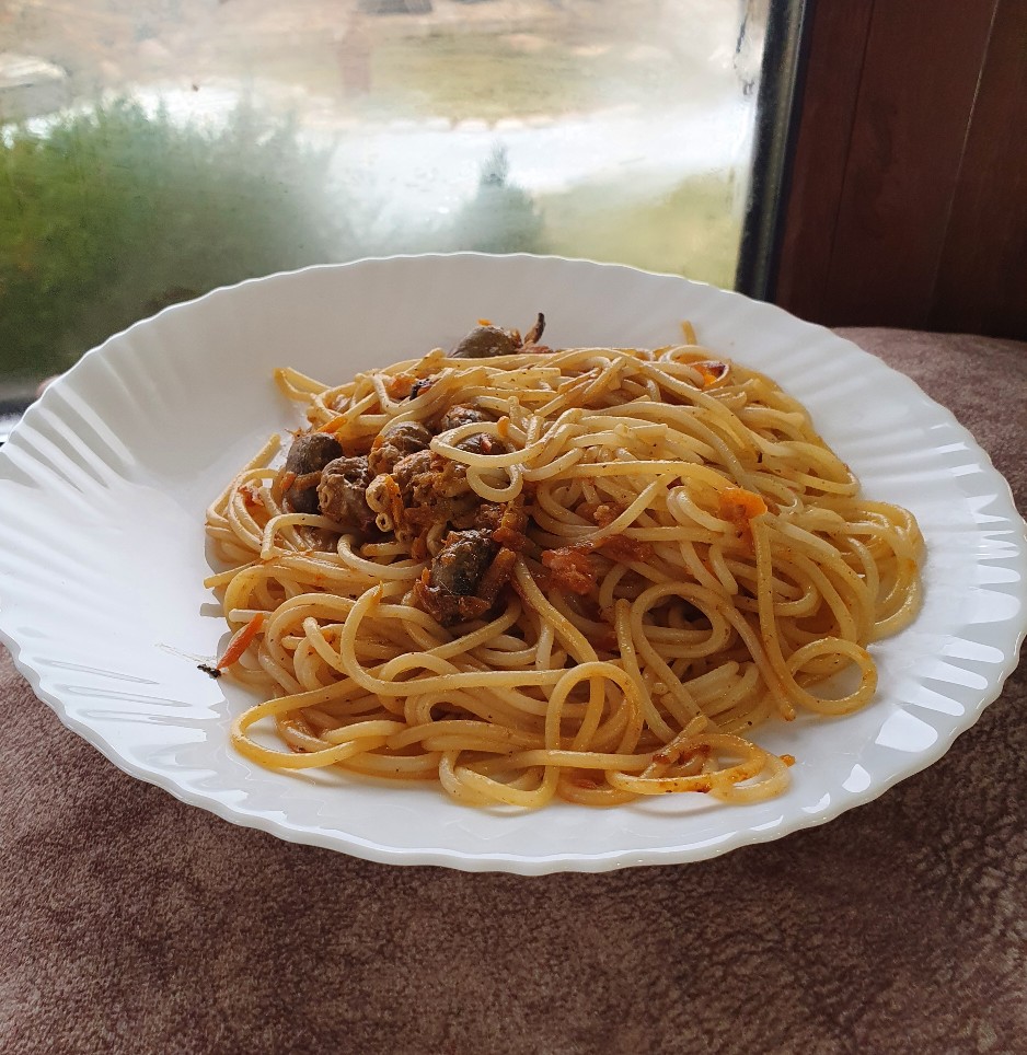 Куриные сердечки с овощами и спагетти
