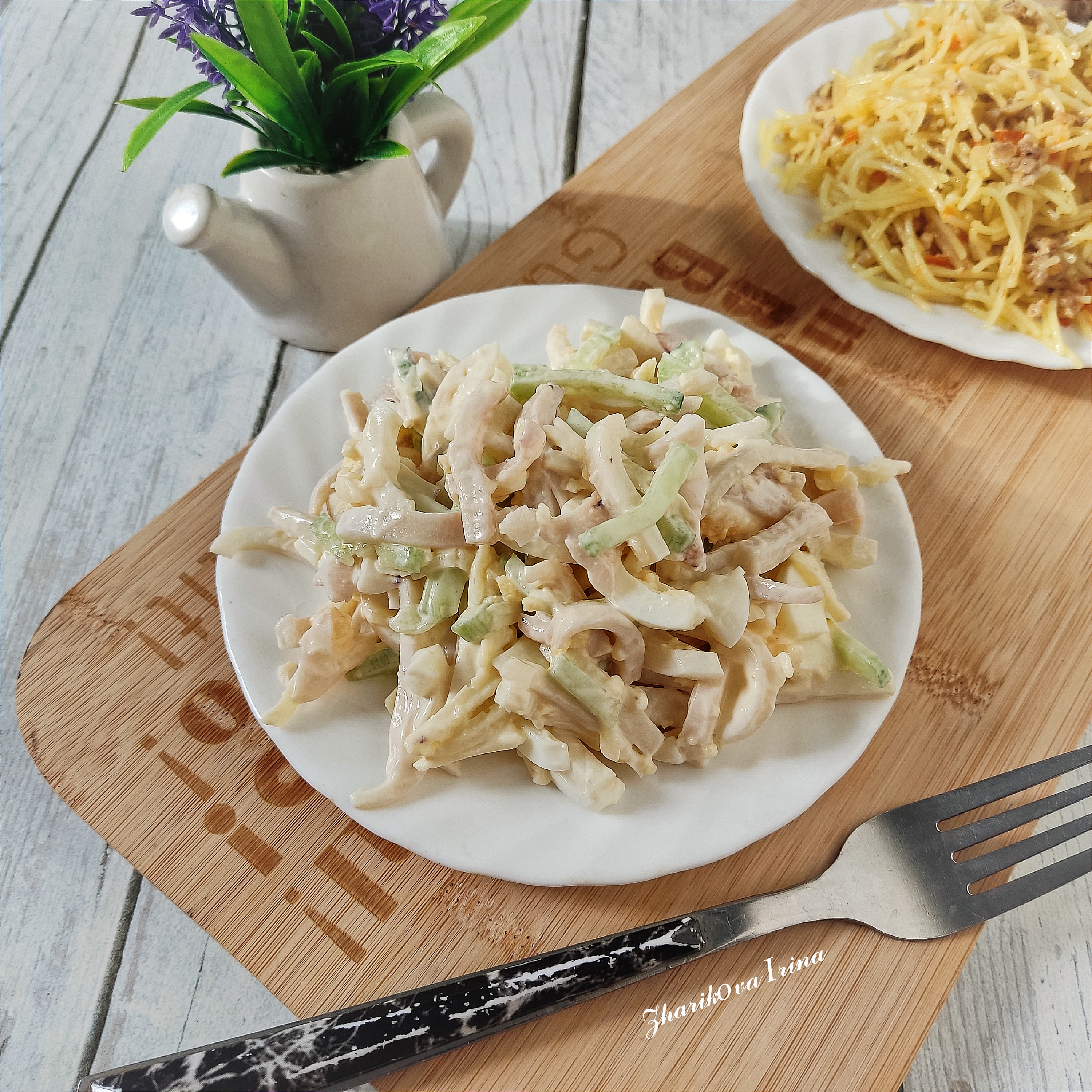 Салат с кальмарами, огурцом и сыром