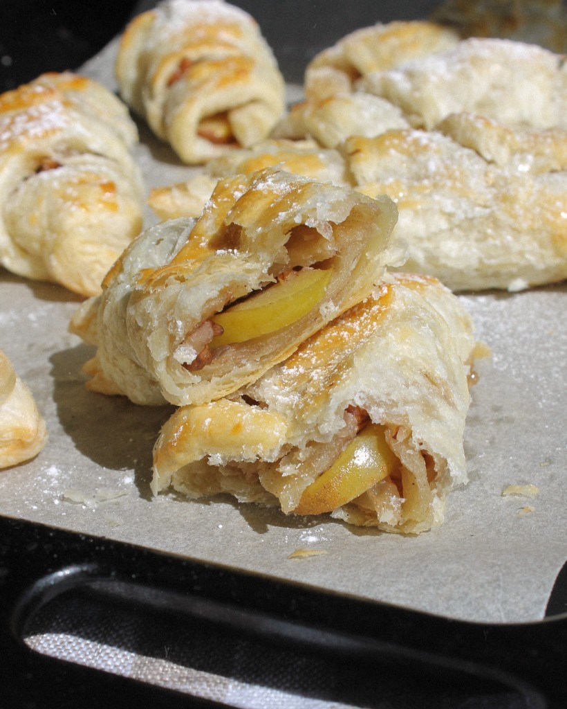 Слоёные рогалики с орешками и фруктами