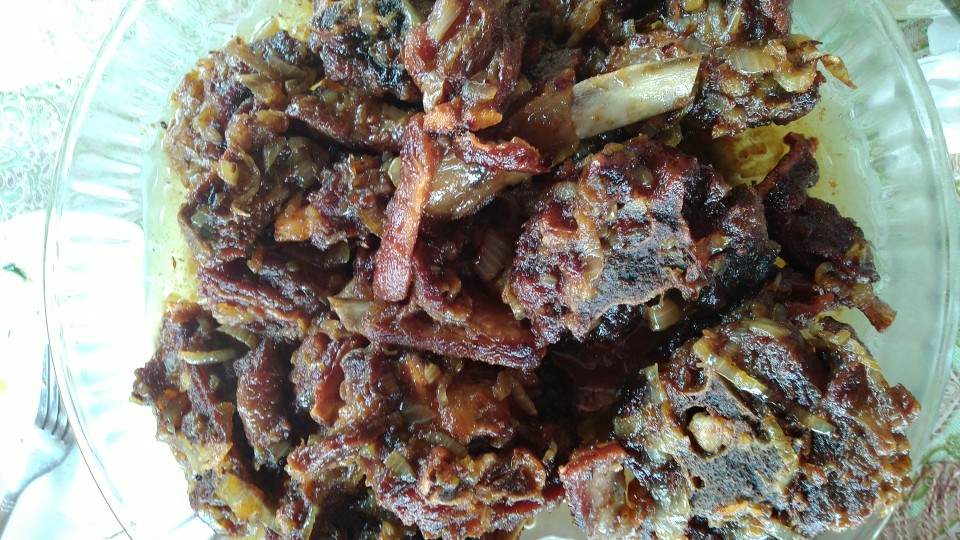 Бараньи ребра и шея с луком в казане