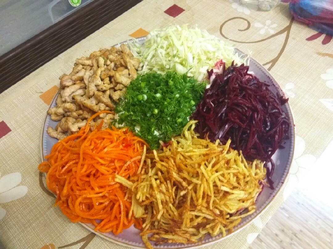 Салат «Цветик Семицветик» с корейской морковкой