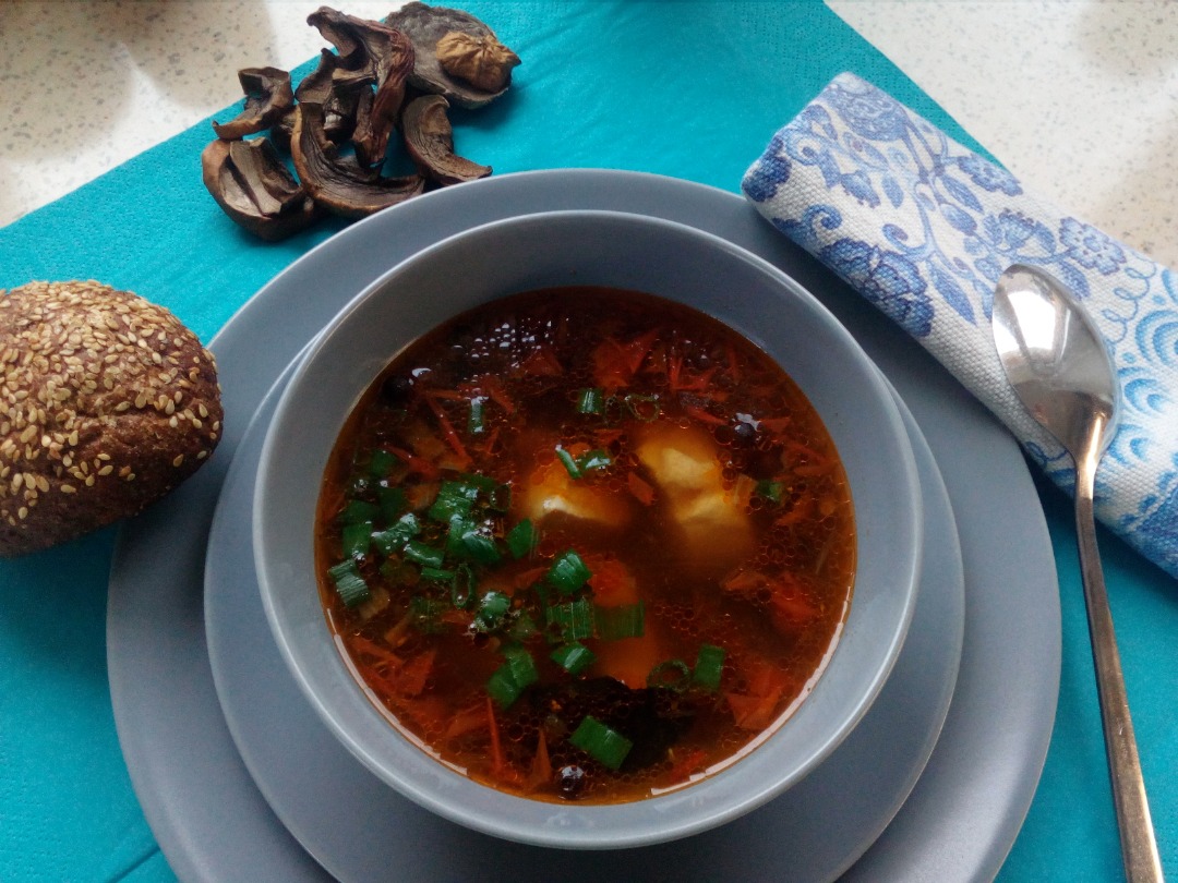 Суп с куриной грудкой, грибами и томатом