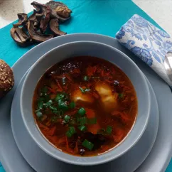 Суп с куриной грудкой, грибами и томатом