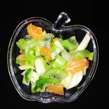 Фруктовый салат с сельдереем
