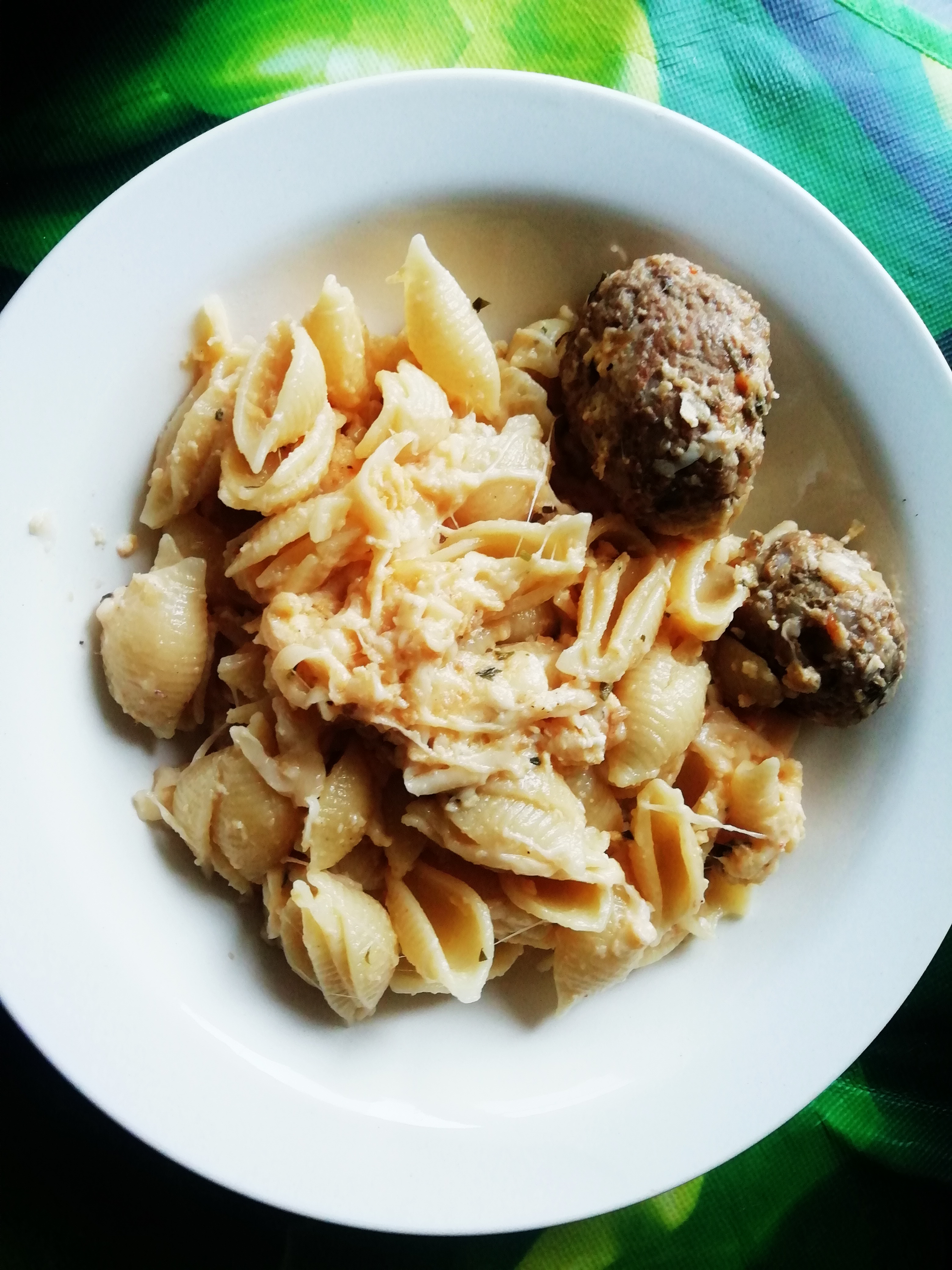 Макароны с сыром и фрикадельками