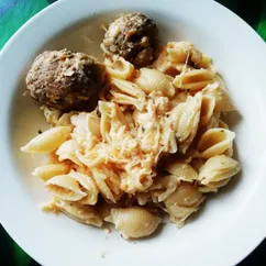 Макароны с сыром и фрикадельками