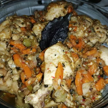 Курица с овощами в сковороде