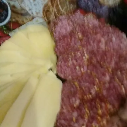 Нарезка из сырокапченой колбаски и сыра пармезан