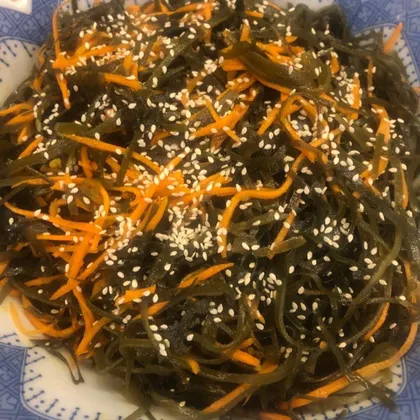 Салаты в постном меню. Салат из морской капусты с корейской морковкой