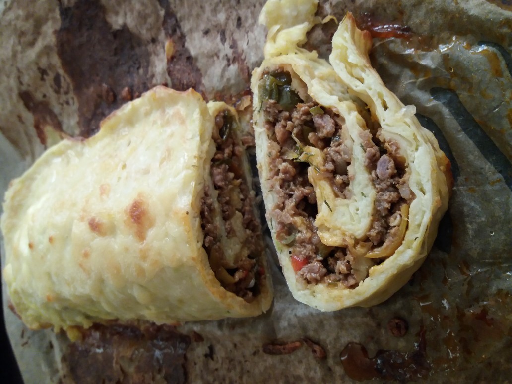 Кабачковый рулет с фаршем