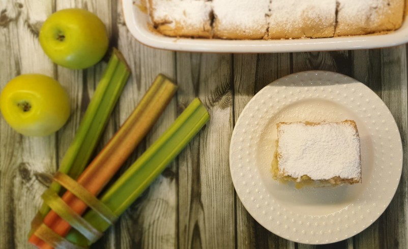 Шарлотка с яблоками и ревенем