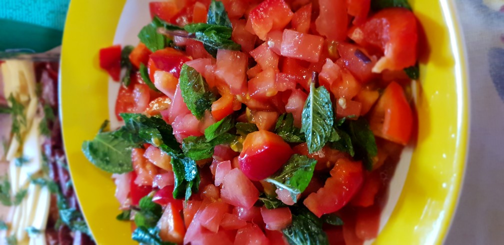 Салат из помидоров с мятой и лаймом