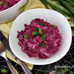 Свекольный салат с сыром и кальмарами