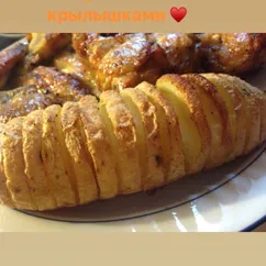 Картошечка нарезная с куриными крылышками в духовке