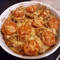 Курица под помидорами и сыром