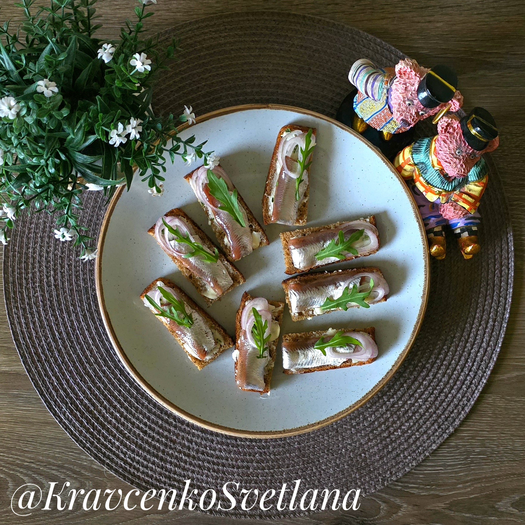 Закусочные бутерброды с килькой