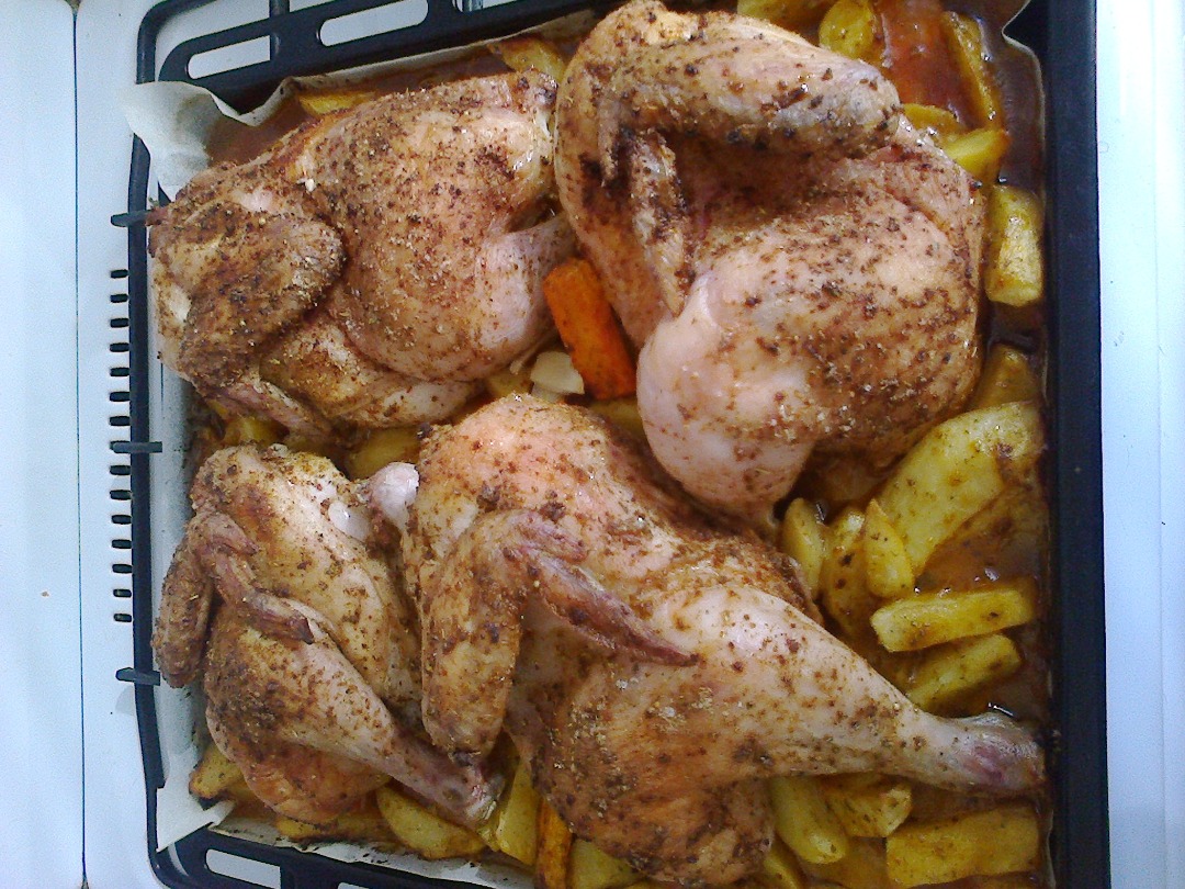 Курица, запеченная с картошкой, в рукаве