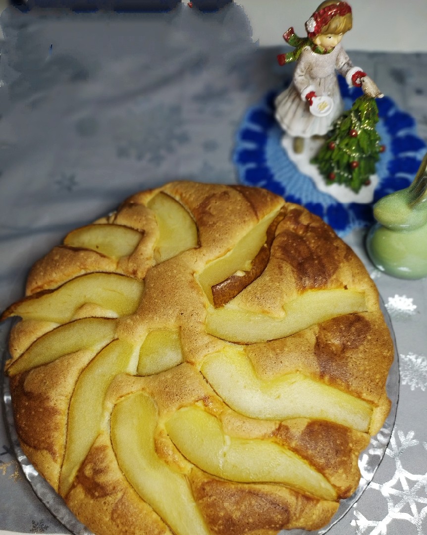 Шарлотка с грушами и имбирным цукатами