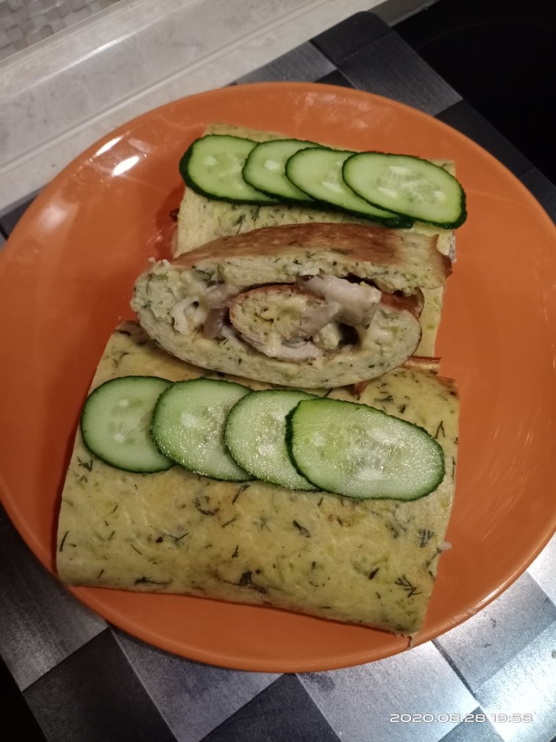 Кабачковый рулет с грибами и сыром