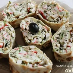 Рулет из лаваша с огурцом и крабовыми палочками