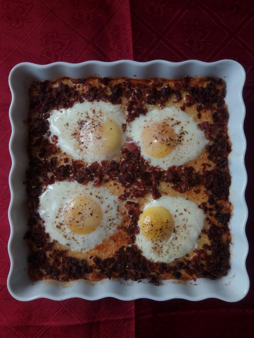 "Глазастая" картофельная запеканка с беконом