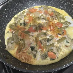 Яичница со стручковой фасолью, цветной капустой и морковью