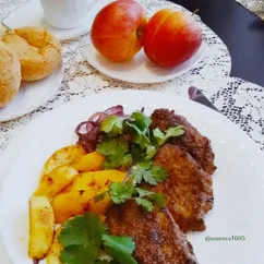 Отбивные из печени с луком и яблоками