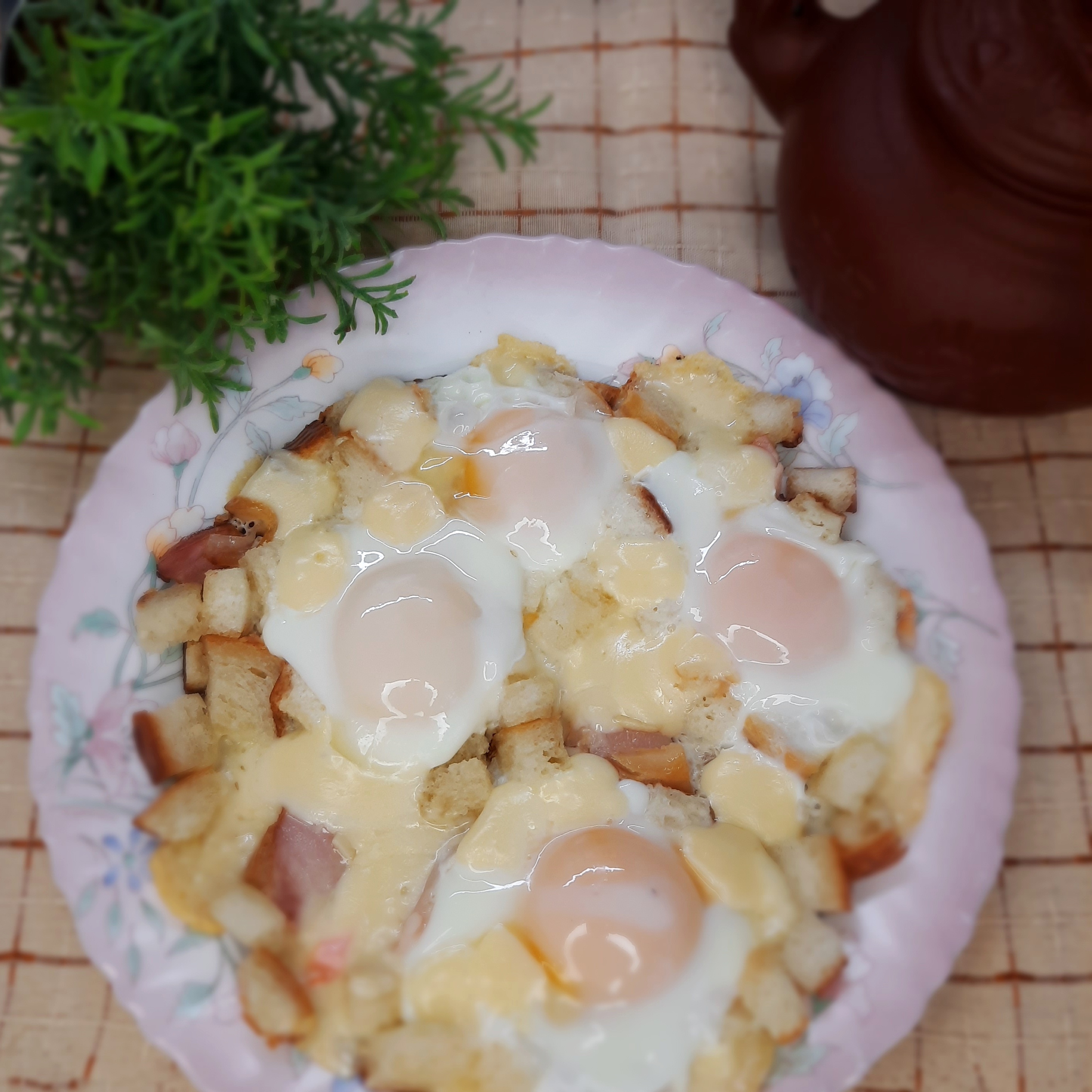 Яичница с грудинкой и сухариками