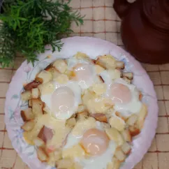 Яичница с грудинкой и сухариками