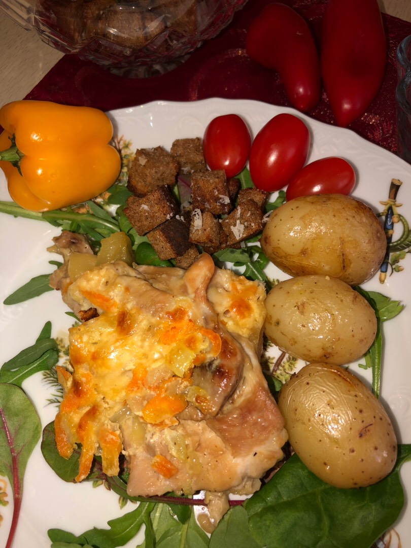 Куриные бёдра фаршированные моцареллой, морковкой, в яблоках с молодым картофелем 💣