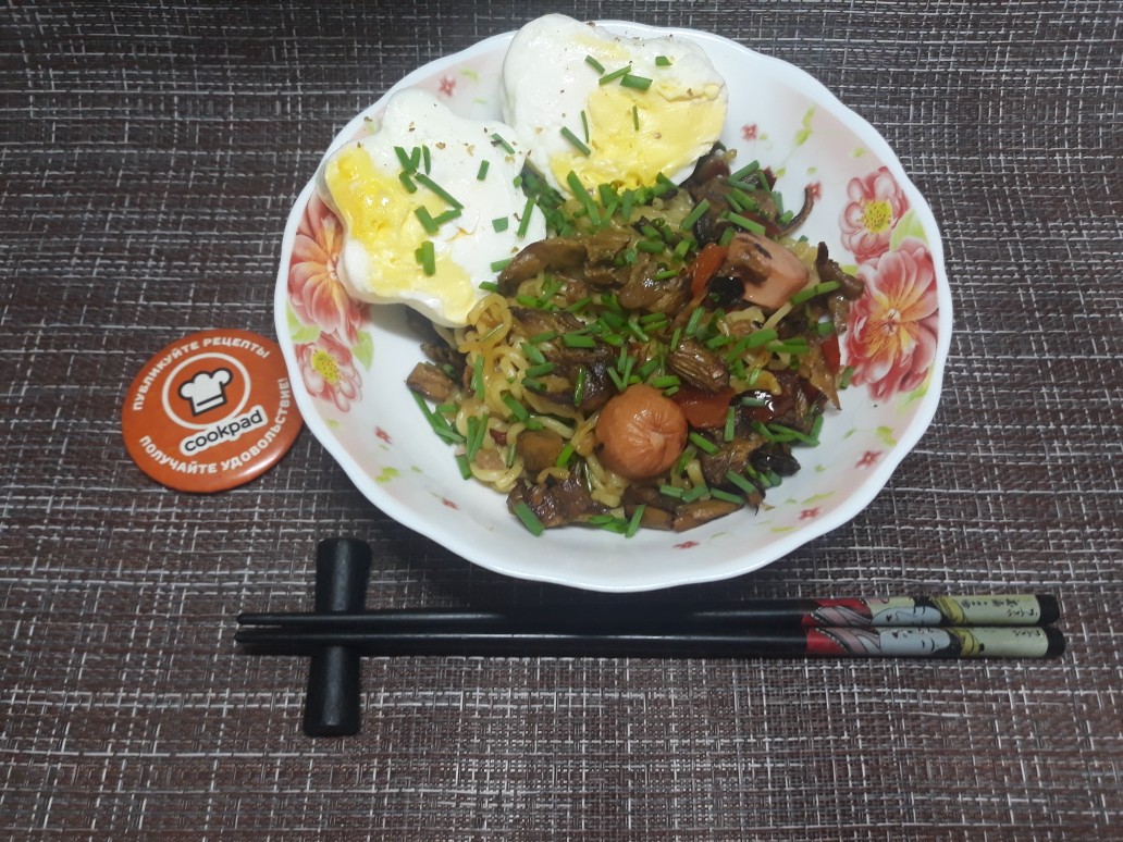 Жареная лапша с сосисками, грибами и овощами