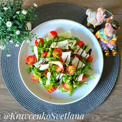 Салат с рукколой, помидорами и пармезаном