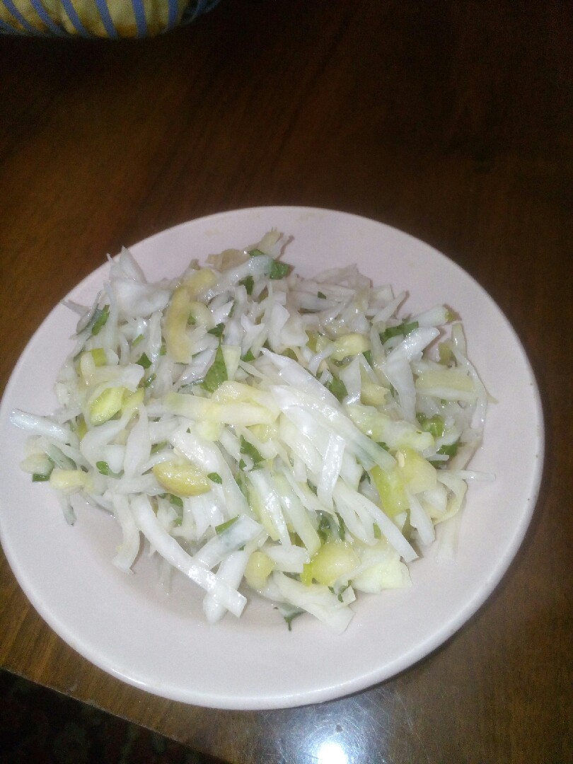 Салат из капусты, огурца и перца