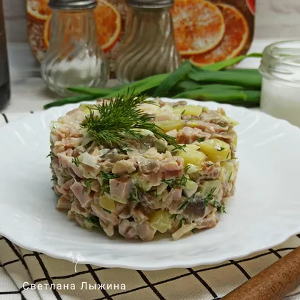 Салат с копченой курицей и маринованными грибами