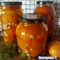 Жёлтые помидоры на зиму с кореньями