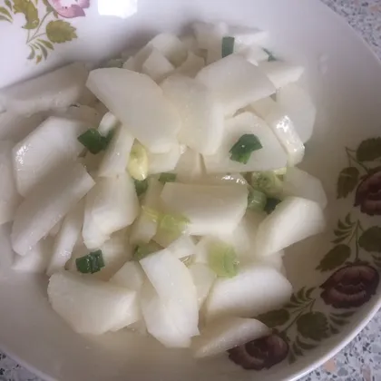 Салат из дайкона с зелёным луком и душистым маслом