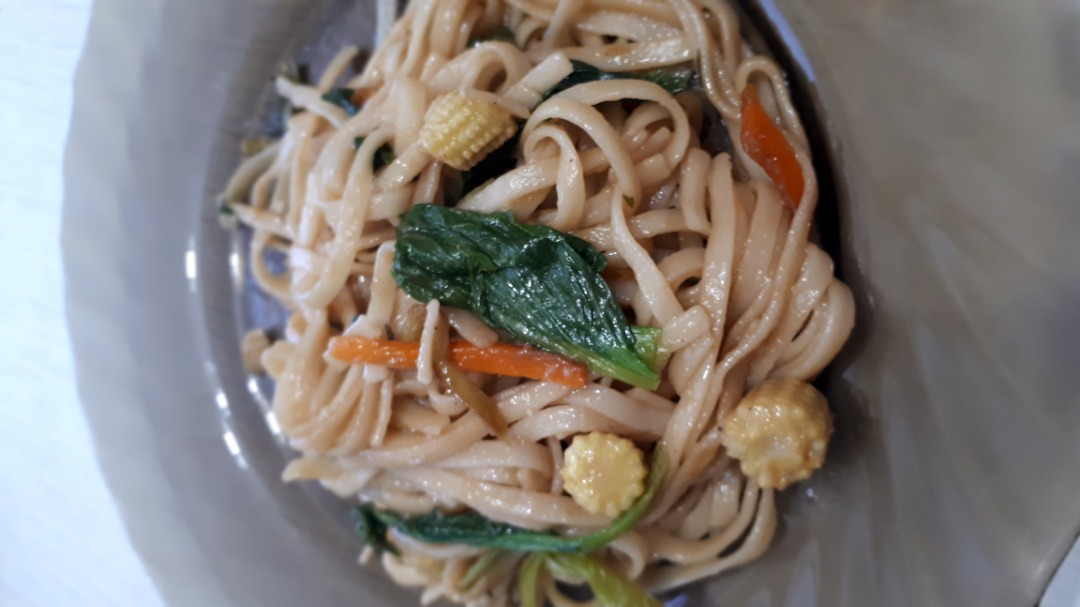 Жареная лапша с овощами