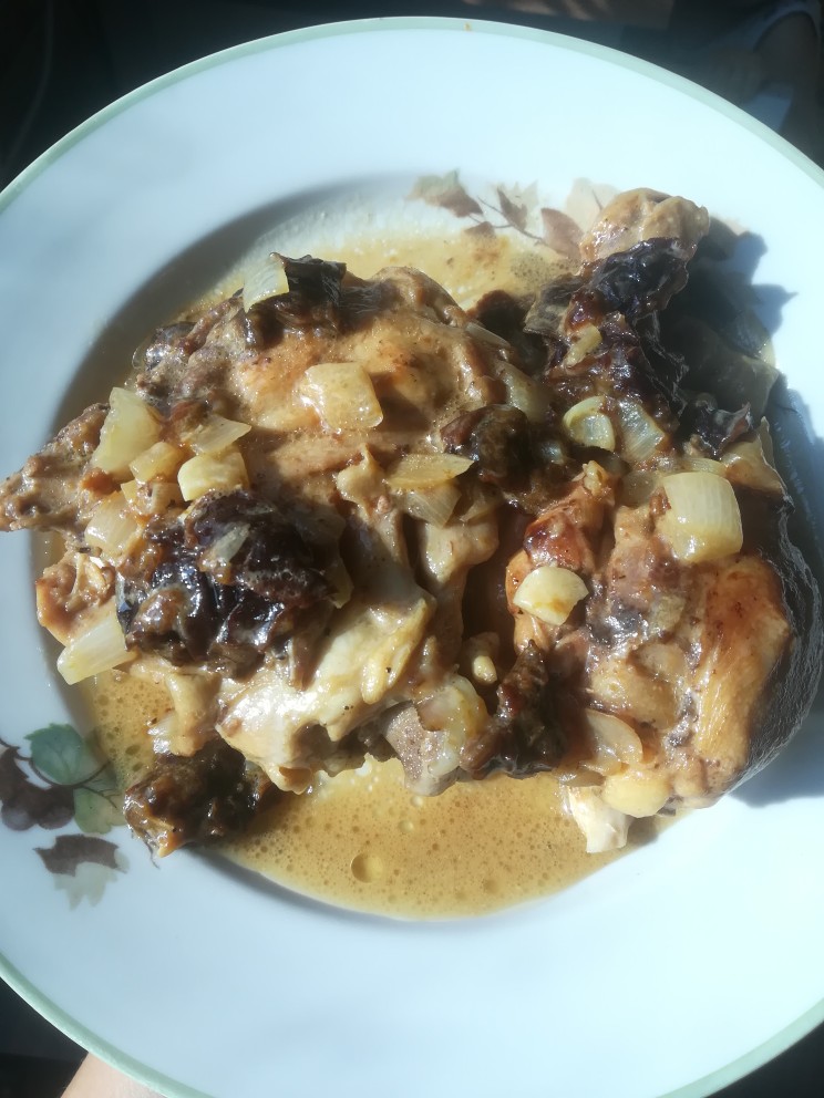 Курочка с черносливом в сметане