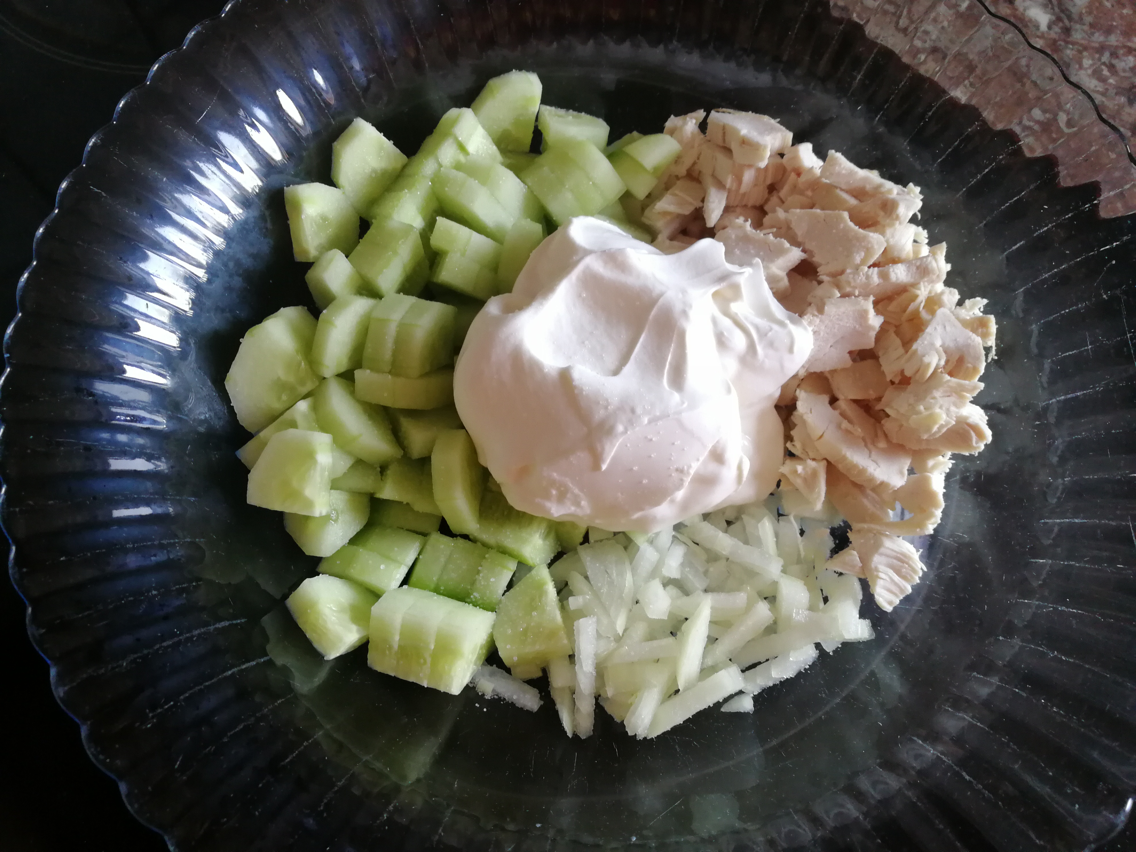 Легкий салат с курицей и огурцом