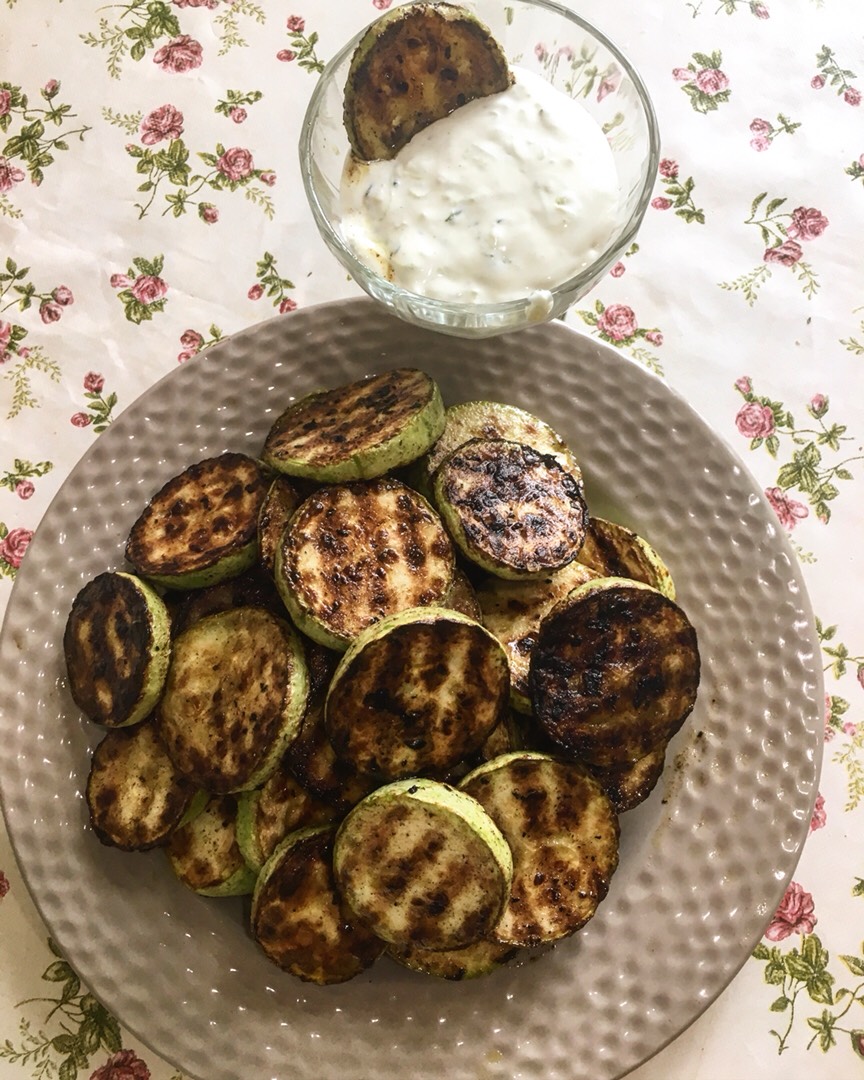Кабачки гриль с чесночно-огуречным соусом