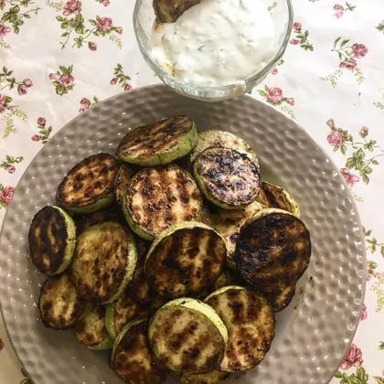 Кабачки гриль с чесночно-огуречным соусом