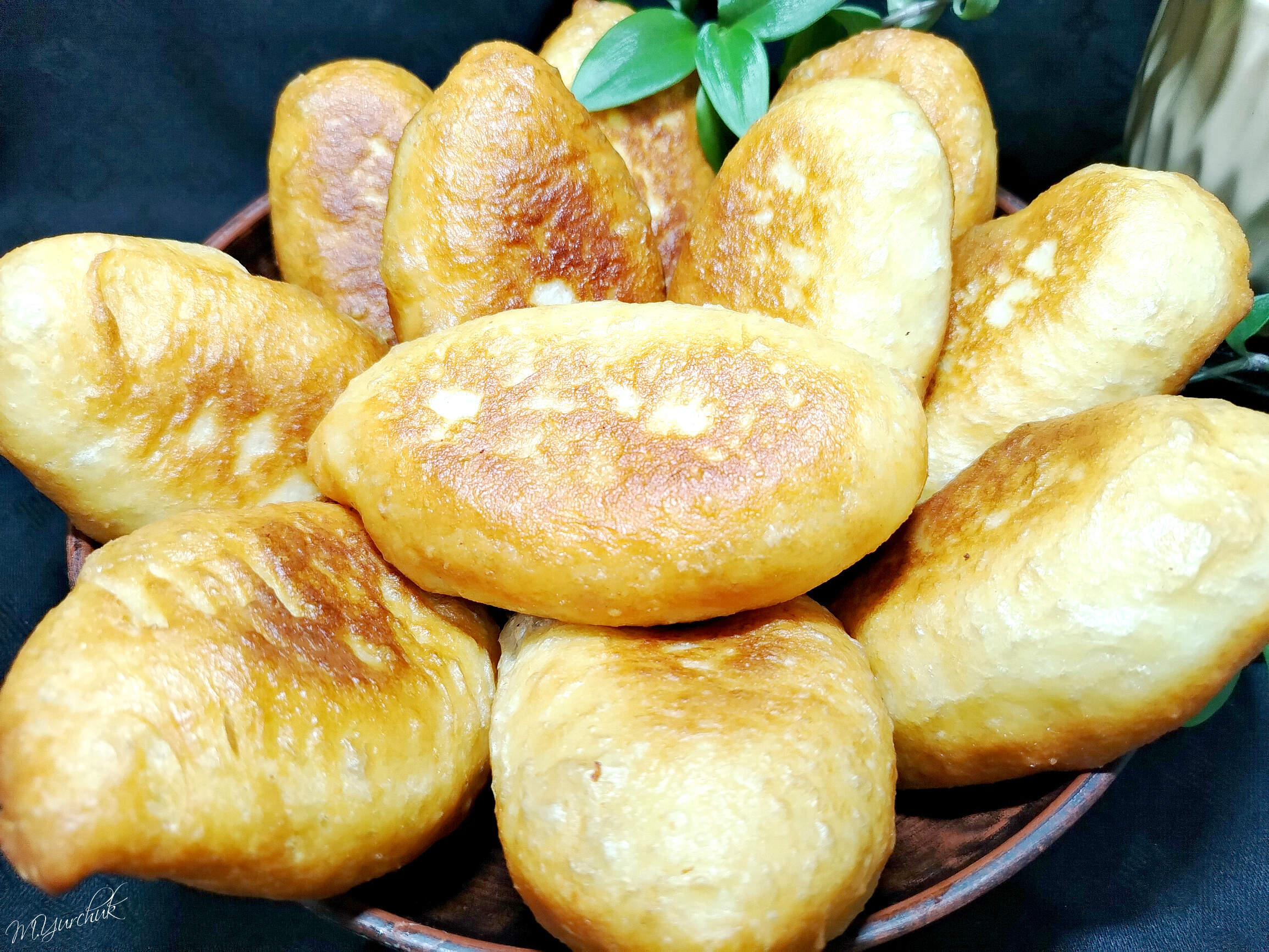 Пирожки жареные с зеленым луком и яйцом 