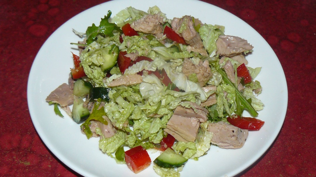 Салат с тунцом и пекинской капустой: нереально вкусно и полезно