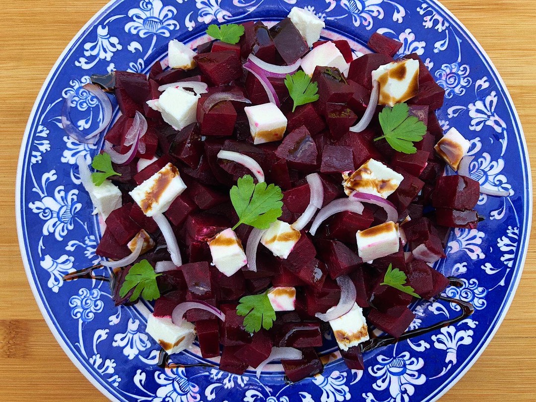 Салат с запеченной свеклой и греческим сыром сиртаки