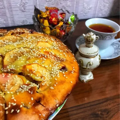 Пирог с начинкой из творога, вишни и яблок